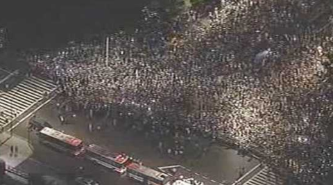 A flood of 200 000 people shouting “Oppose to restart nuclear power plant.” Vehicles of Riot Police stopped people from bursting into the PM’s Office.